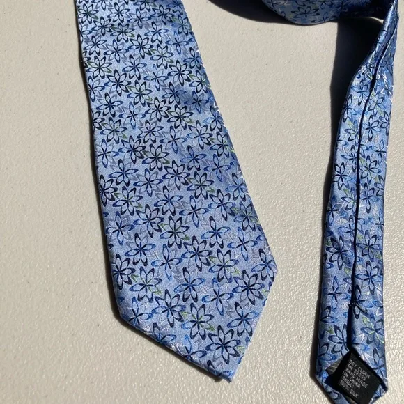 Jhane Barnes 100% Silk Blue Floral Botanical Starburst Geometric Pattern Tie - Picture 5 of 17